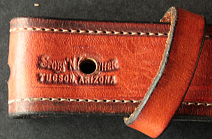 Cette ceinture Western en cuir est équipée de vis permettant de changer la boucle de ceinture américaine ou Navajo