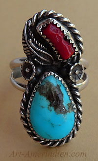 Bague Navajo en argent avec turquoise et corail, ornée des symboles corde, fleur de cactus, plume en argent