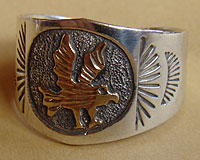 Bague amérindienne Navajo, aigle en vol en or 12 carats GF, argent massif, symboles tribaux amérindiens soleil
