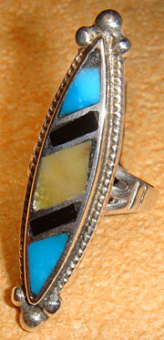 Bague amerindienne Zuni en argent, turquoise, onyx, nacre.