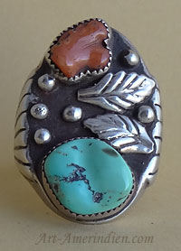 bague chevalière Navajo en argent, une turquoise et un corail sertis, bijou tribal amérindien ornée de symboles amérindiens.