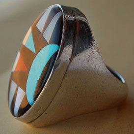 Very heavy Zuni Indian Native American tribal men's ring made out of sterling silver, and mosaïc inlay of turquoise, jet, mother of perle, coral