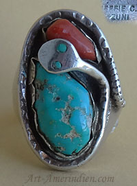Bague chevalière lourde amérindienne Zuni avec turquoise et corail, symbole serpent à sonnettes, bijou amérindien en argent signé