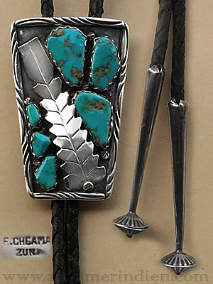 Bolo tie Amérindien, ce bijou ethnique Zuni en argent et turquoises est orné du symbole tribal amérindien de la plume d'Aigle