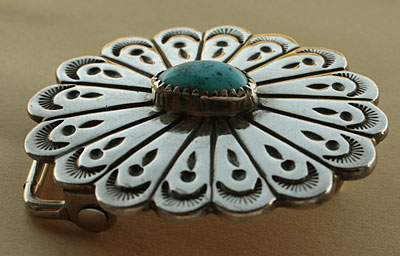 La boucle de ceinture américaine de cette ceinture amérindienne Navajo, ce bijou ethnique en argent et turquoise est fabriqué par un indien d'Amérique