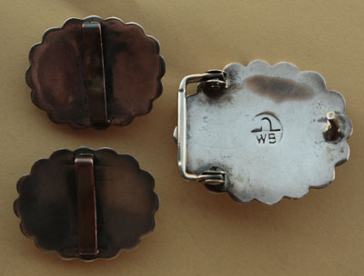 Cette ceinture amérindienne ethnique navajo en cuir, argent et Turquoises est signée par l'artiste Indien qui a fabriqué ce bijou