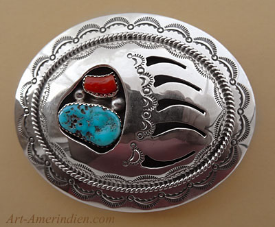 Boucle de ceinture Navajo en argent représentant une patte d'ours avec turquoise et corail