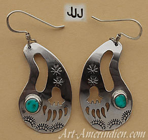 Boucles d'oreilles amérindiennes, bijou ethnique Navajo en argent représentant le symbole indien de la patte d'ours ornée d'une turquoise