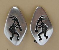 Boucles d'oreilles hopi ou navajo en argent overlay, ce bijou amérindien south western représente le symbole amérindien Kokopelli