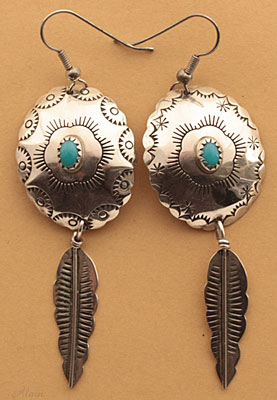 Boucles d'oreilles amérindiennes, bijou ethnique Navajo représentant une conchas en argent ornée d'une turquoise et d'une plume d'aigle symbole en argent massif
