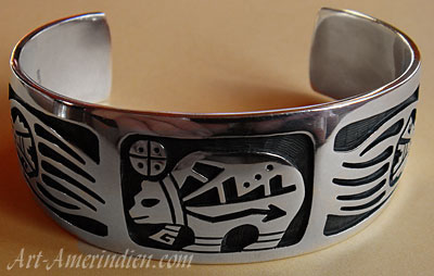 Bracelet ethnique Hopi signé par l'artiste amerindien Ben Mansfield, bijou tribal amerindien en argent décoré d'un ours fétiche