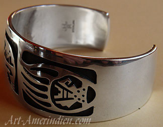 Indian native American bracelet by Hopi silversmith Ben Mansfield, bear fetish and bear pawns Sterling Silver Overlay design