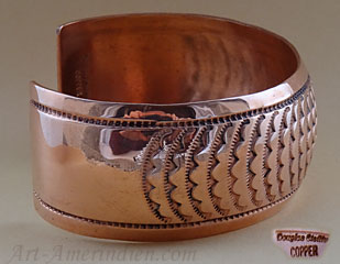Bracelet ethnique Navajo en cuivre orné de symboles indiens