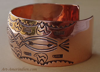 Bracelet en cuivre orné de motifs ethniques amérindiens, bijou Navajo signé