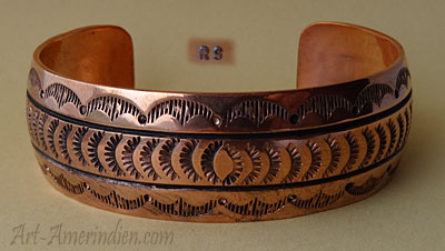 Bracelet Amérindien en cuivre orné de symboles ethniques Navajo
