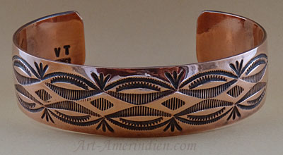 Bracelet en cuivre signé par l'artiste amerindienne Navajo Verna Tahe