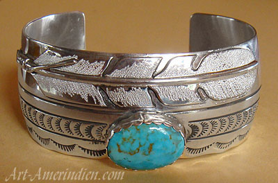 Bracelet ethnique navajo en argent et turquoise, ce bijou amérindien est signé par l'artiste Indien d'Amerique R Enriquez
