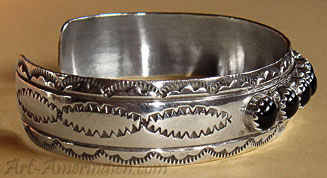 Indian Native American Navajo jewelry, this ethnic Navajo tribal bracelet is signed Evelyn Yazzie
