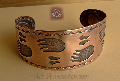 Bracelet Western Navajo en cuivre orné de symboles amérindiens pattes d'ours et de cerf