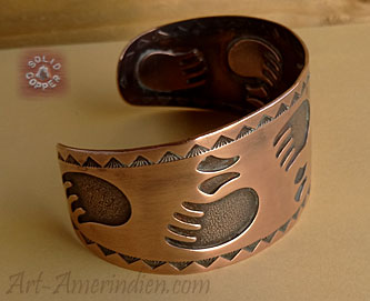 Bracelet south western en cuivre, symboles indiens pattes d'ours et pattes de cerf