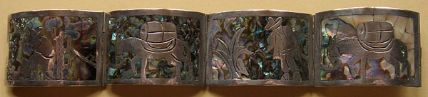 Bracelet articulé Mexicain en argent massif et mosaïque d'Abalone, représente des scènes paysannes de la vie courante