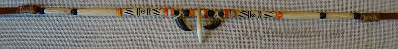 choker en perle d'os orné d'une dent de coyote et de deux griffes