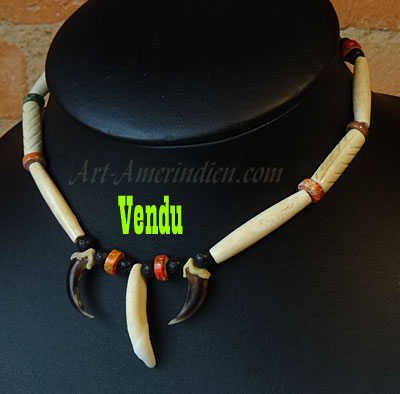 Choker indien ou collier ras de cou en perles d'os, griffes de coyote et une dent de coyote, perles pierre oranges et noires