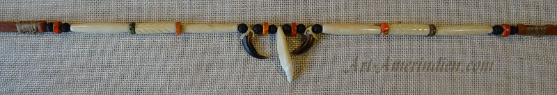 Collier ras de cou, choker 1 rang de perles d'os avec 1 dent et 2 griffes de Coyote