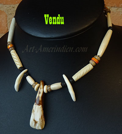 Collier ras de cou, choker Indien en perles d'os orné de dents de bison et de coyote