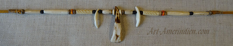 Collier ras de cou ou choker ethnique indien en perles d'os orné d'une dent de bison et de deux dents de coyote