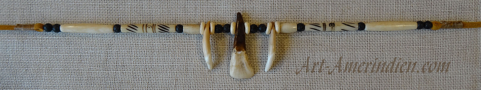 Collier ras de cou ou choker indien en perles d'os et perles de lave noire, orné d'une dent de bison et de 2 dents de coyote, lacet en cuir.
