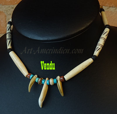 Choker Indien ou collier ras de cou perles en os, en turquoise, en lave, dent de Coyote et griffes de Tortue
