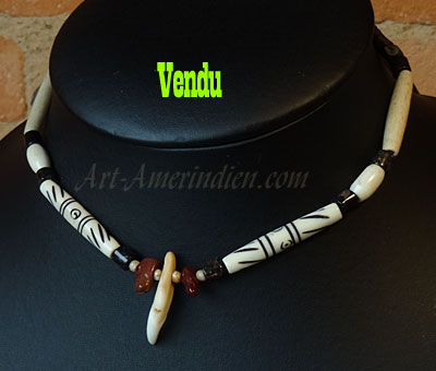 Choker indien, collier ethnique / tribal ras de cou en perles d'os orné d'une dent de coyote