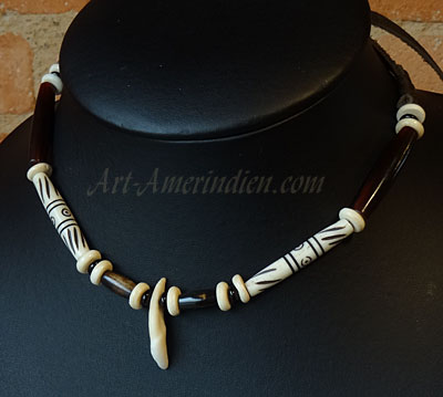 collier court de style ethnique / tribal indien, un rang de perles en os gravé et en corne, dent de coyote
