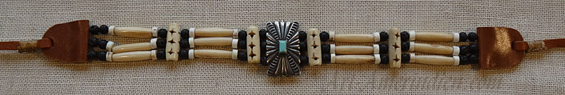 collier ethnique tribal indien ou Choker 3 rangs de perles en os orné cabochon Navajo en argent
