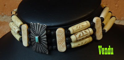 collier ras de cou, choker Navajo 3 rangs de perles en os et en lave, médaillon Navajo en argent