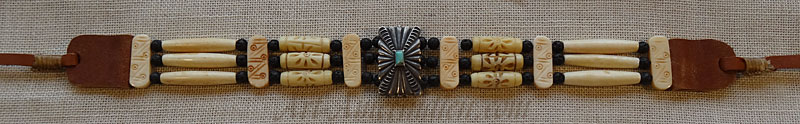 Collier ethnique tribal, choker Indien 3 rangs perles tubes d'os et medaillon Navajo argent avec turquoise