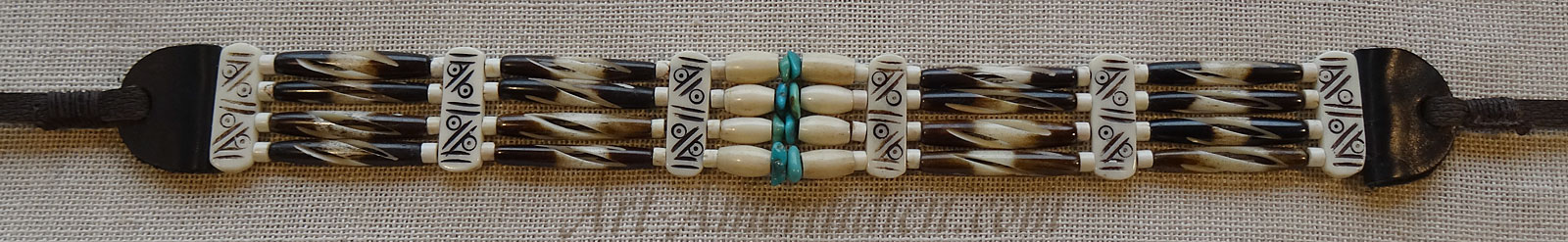 Collier ethnique ras de cou ou choker indien, 4 rangs de tubes et perles en os et turquoises, lacet en cuir.