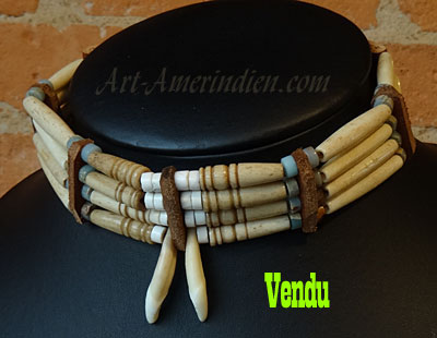 Choker ethnique tribal Indien, 4 rangs de perles longues en os, rondelles en pierres, deux dents de Coyote