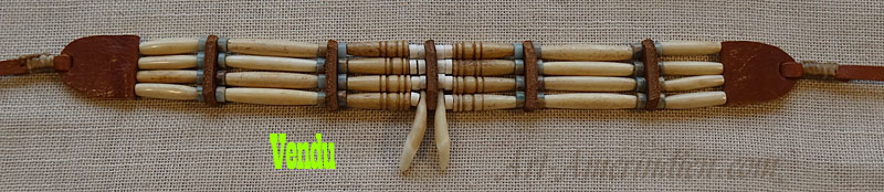 choker tribal, collier ethnique indien 4 rangs de perles en tubes d' os et 2 dents de Coyote