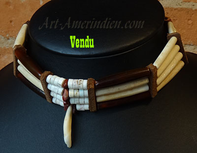 Collier ethnique tribal ras de cou, choker indien en perles d'os, perles longues en corne, rondelles en pierre howlite, orné d'une dent de Coyote