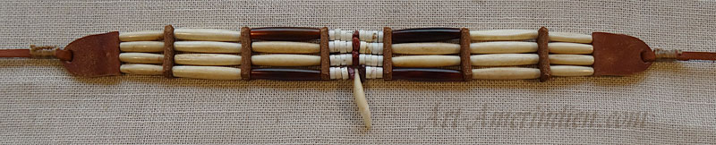 Choker indien, collier ethnique 4 rangs tubes d'os, de corne, perles blanches et dent de coyote