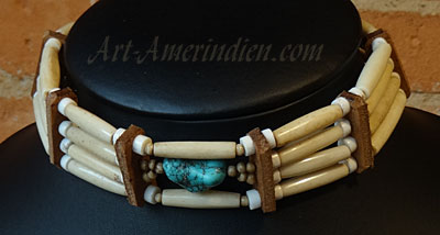 Choker indien, collier ras de cou de style ethnique tribal, 4 rangs de perles en Os, rondelles en pierre blanche, une gemme de turquoise naturelle.