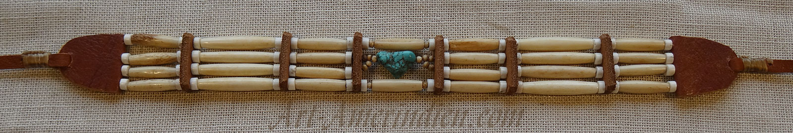 Collier ras de cou ou choker indien 4 rangées de tubes en os et perles de pierre blanche, gemme de turquoise, lacet en cuir