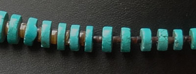 Détail des rondelles de turquoises du collier Navajo
