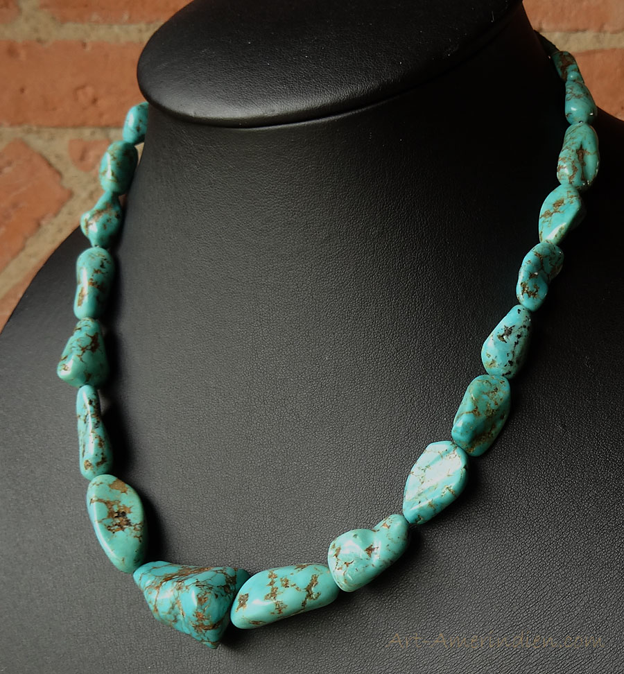 Collier amérindien Navajo en gemmes de turquoises polies, bijou ethnique fabriqué par un Indien d'Amérique