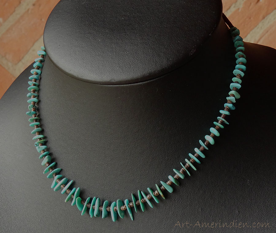 Collier amérindien Santo Domingo en perles de turquoises séparées par des perles eishi beads en coquillage