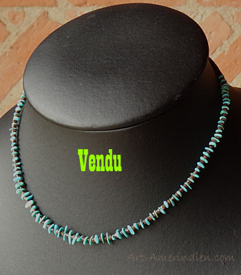 collier ethnique Santo Domingo en perles de turquoises séparées par des perles de coquillage, bijou amérindien