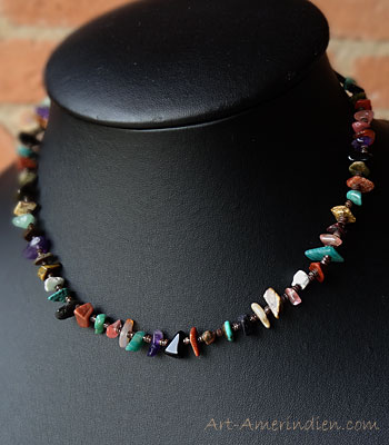 Collier ras de cou amérindien en pierres semi précieuses de couleurs variées et perles heishi en coquillage