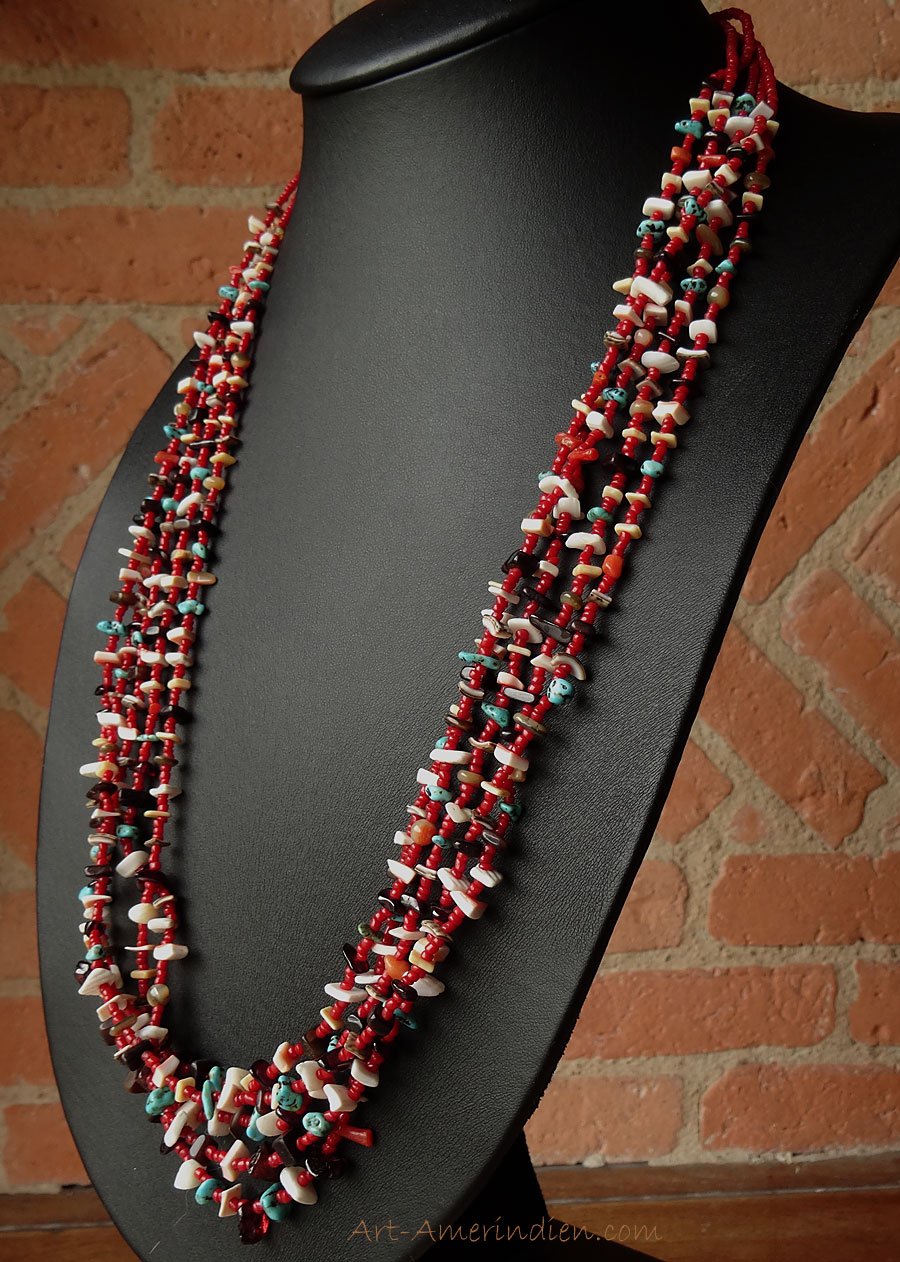 Collier amérindien long ethnique Santo Domingo, 5 rangs de perles de turquoises, éclats de coquillages, corail rouge, amethyste